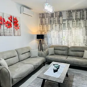  Apartment Grace's Centre